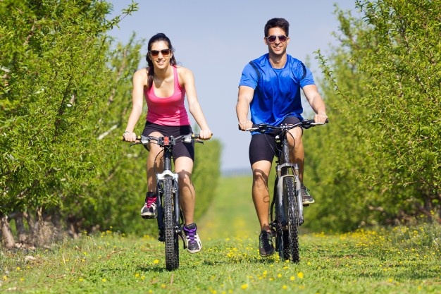 Deux personnes qui font une balade à vélo
