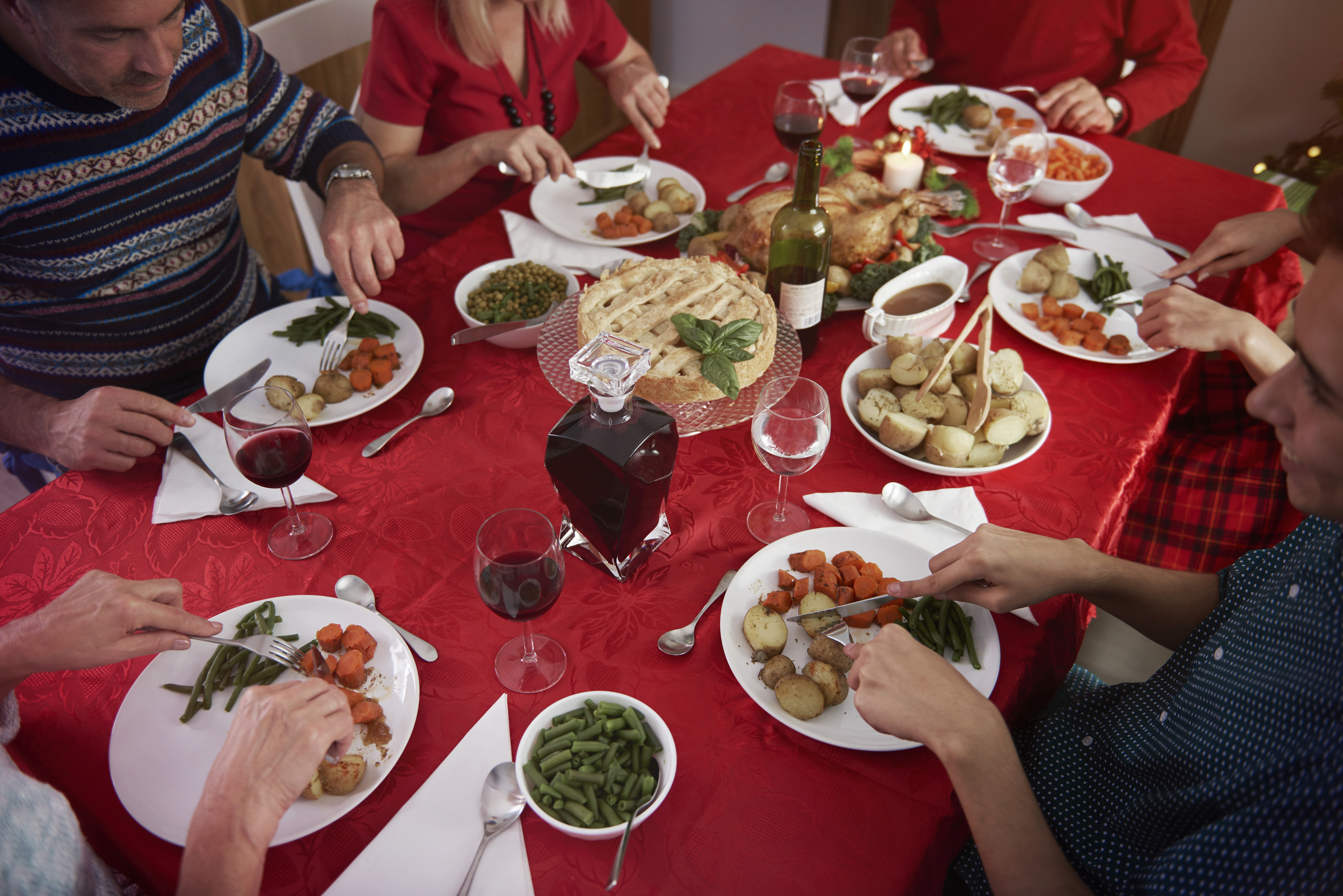 Une famille mange à table pour Noel