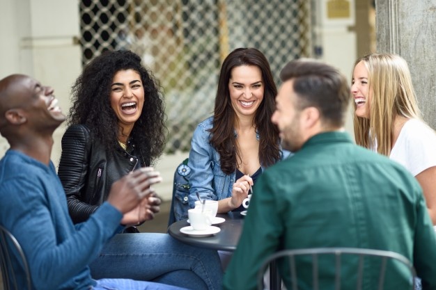 Un groupe d'amis qui mangent ensembles