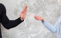 Personne qui refuse une cigarette 